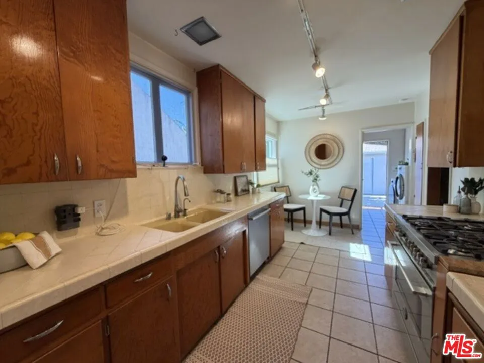 12207 Palms Boulevard, Los Angeles, California 90066 — photo 4