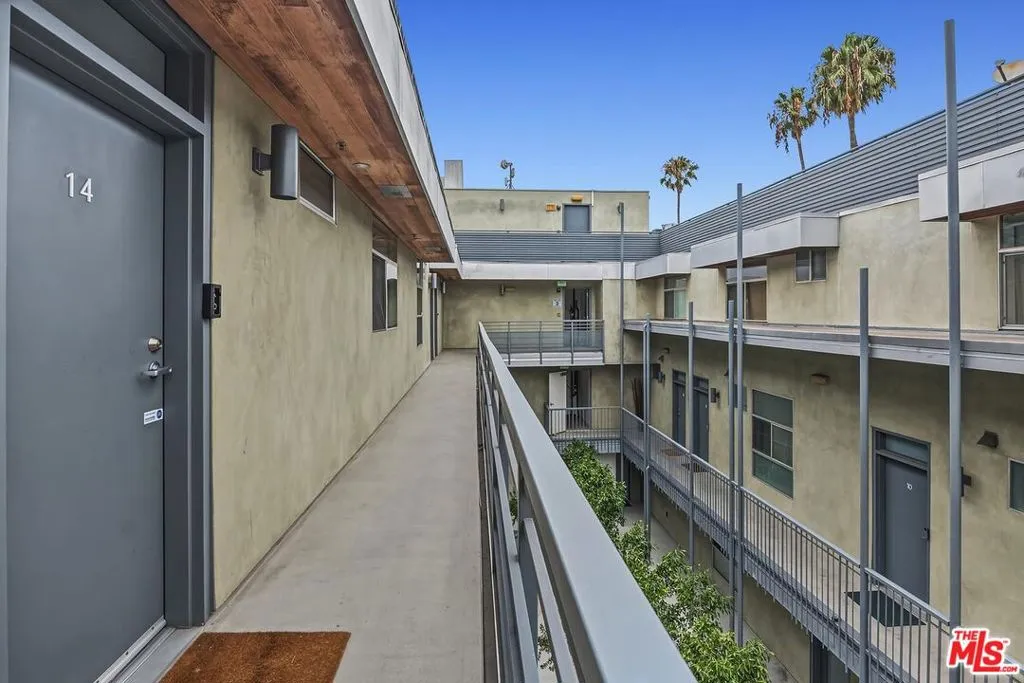 5806 Waring Avenue 14, Los Angeles, California 90038 — photo 4