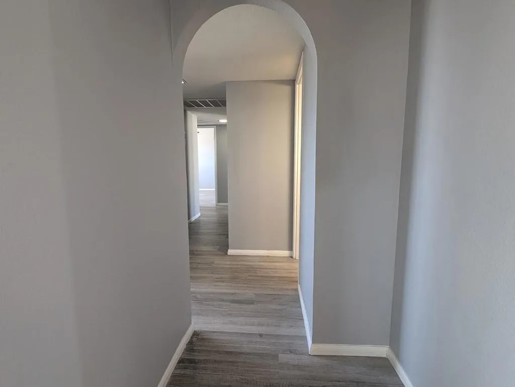 2373 Oahu_Hallway 1