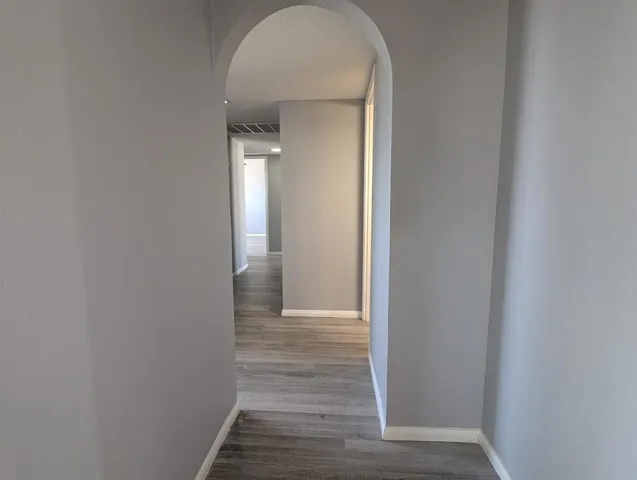 2373 Oahu_Hallway 1