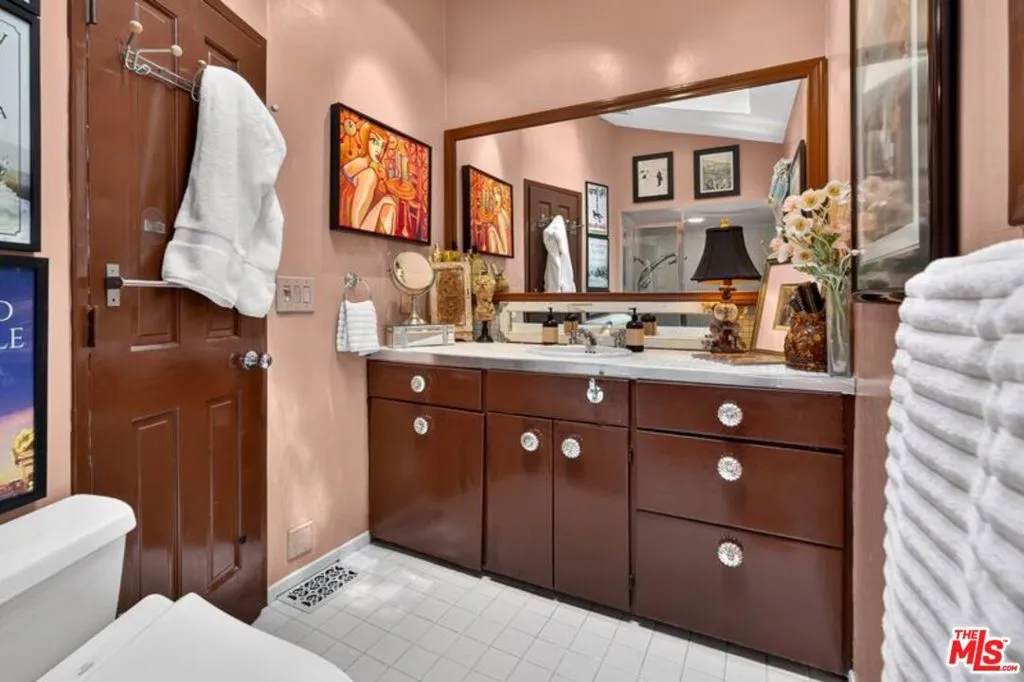 Sophisticated Bath with Skylig Sophisticated Bath with Skylig