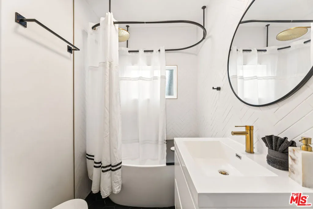 bathroom bathroom