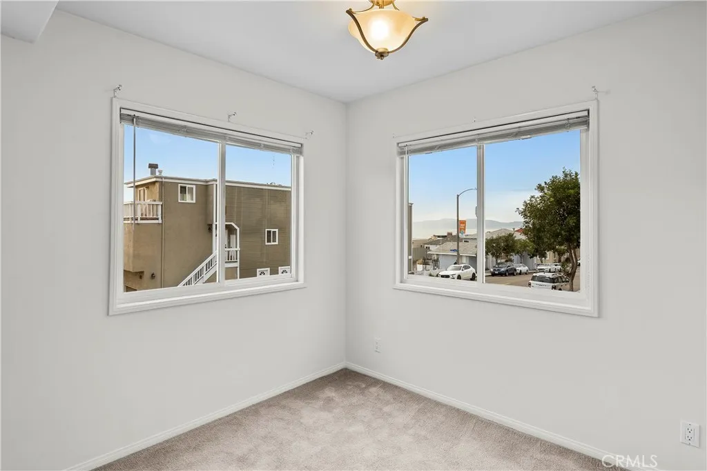 Breakfast nook with partial ocean views. Breakfast nook with partial ocean views.