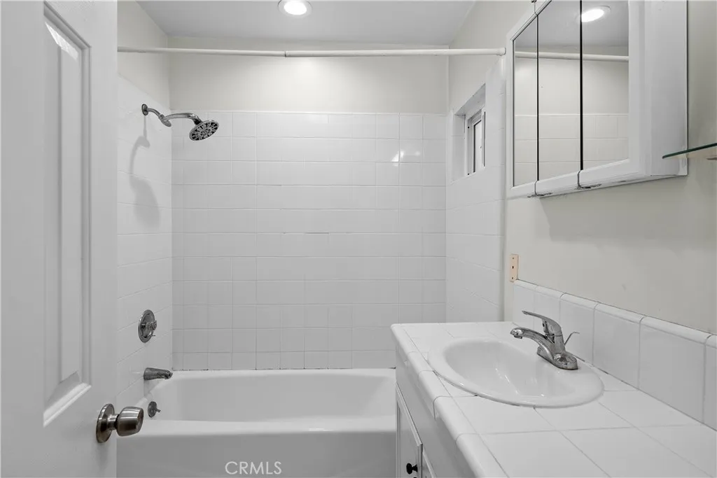 Full bathroom. Full bathroom.