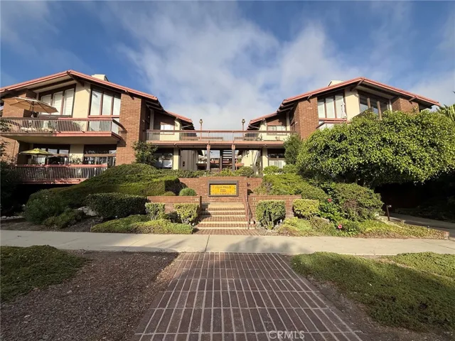 Small complex conveniently located in lower Lunada Bay. Lunada Bay Park and shopping center are right across the street