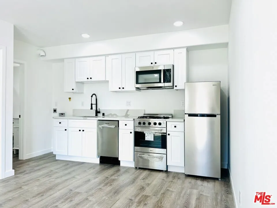 421 E Chevy Chase Drive A, Glendale, California 91205 — photo 5