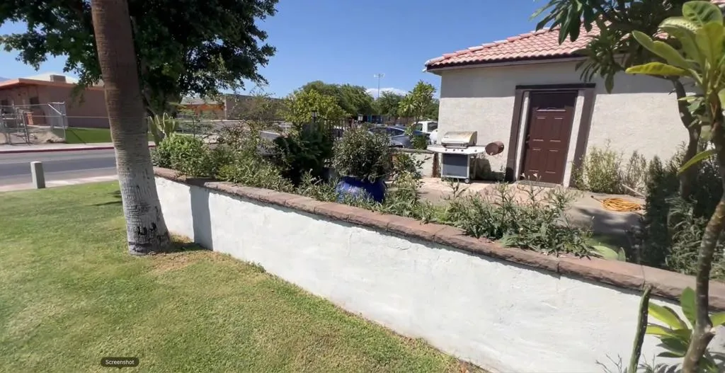 VIEWfromPoolDoorNcourtYard1
