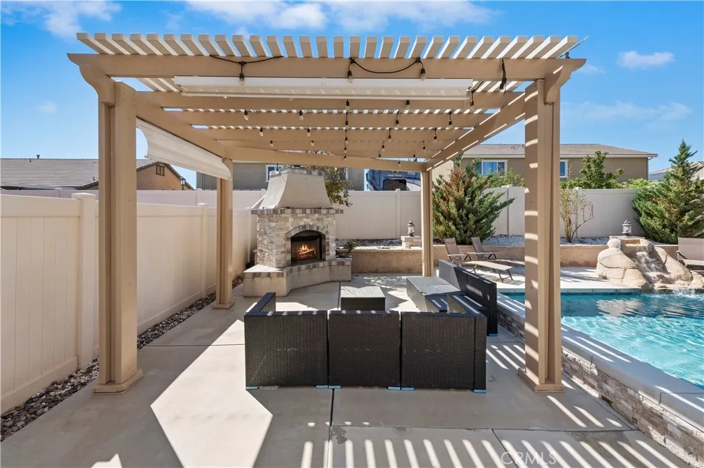 Fire Pit and covered Patio