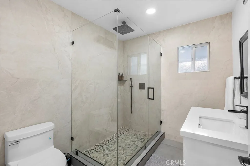 Bath 5 downstairs (walk in shower) Bath 5 downstairs (walk in shower)