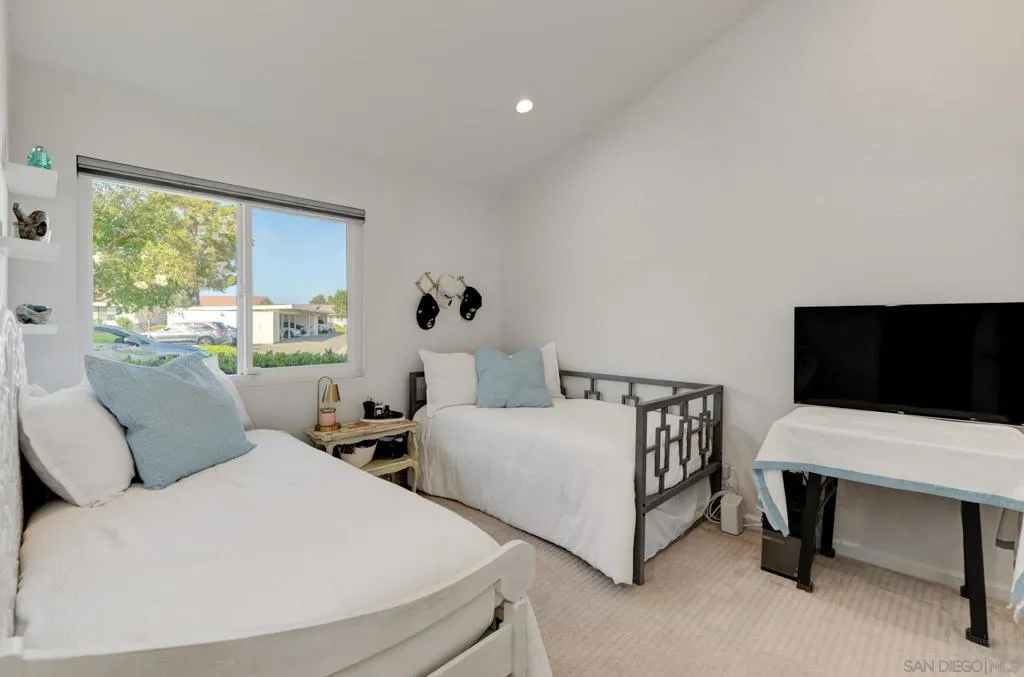 2nd bedroom
