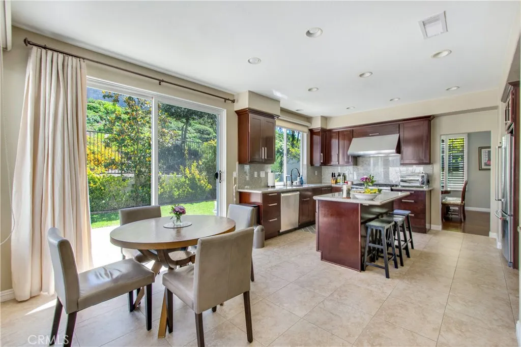 Breakfast Nook - sliding door with access to backyard witgh Built-in BBQ Breakfast Nook - sliding door with access to backyard witgh Built-in BBQ