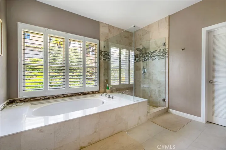 En-suite bath at Owners Suite
