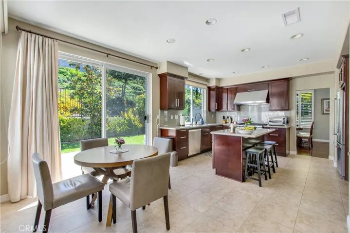 Breakfast Nook - sliding door with access to backyard witgh Built-in BBQ