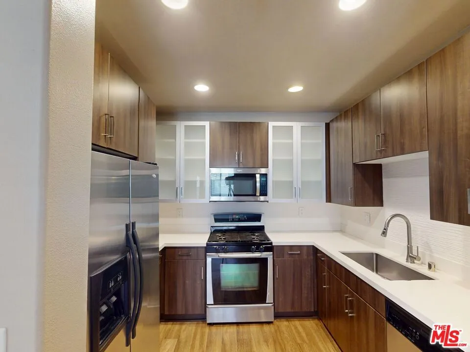 1041 Glendon Avenue 4151, Los Angeles, California 90024 — photo 5