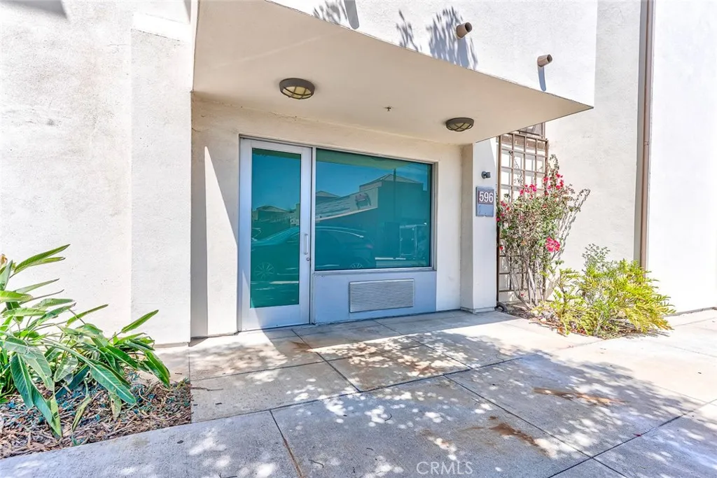 596 S Brea Blvd