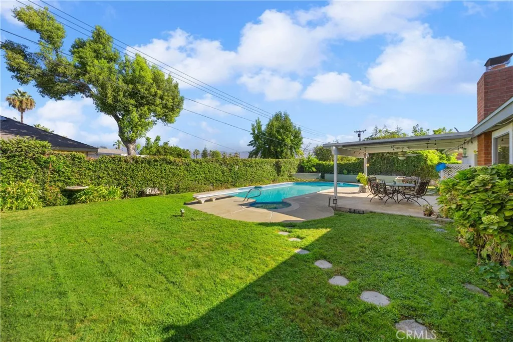 Lush Backyard with pathway to EnSuite Bathroom Access Lush Backyard with pathway to EnSuite Bathroom Access