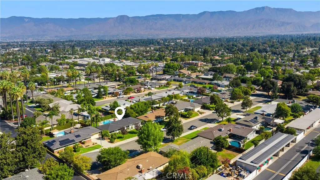 Centrally Located. Walking Distance to Shopping! Centrally Located. Walking Distance to Shopping!