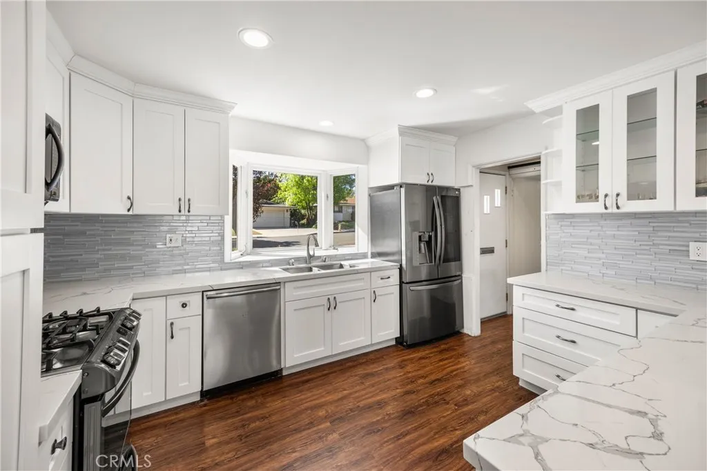 Includes Stainless Steel Appliances Includes Stainless Steel Appliances