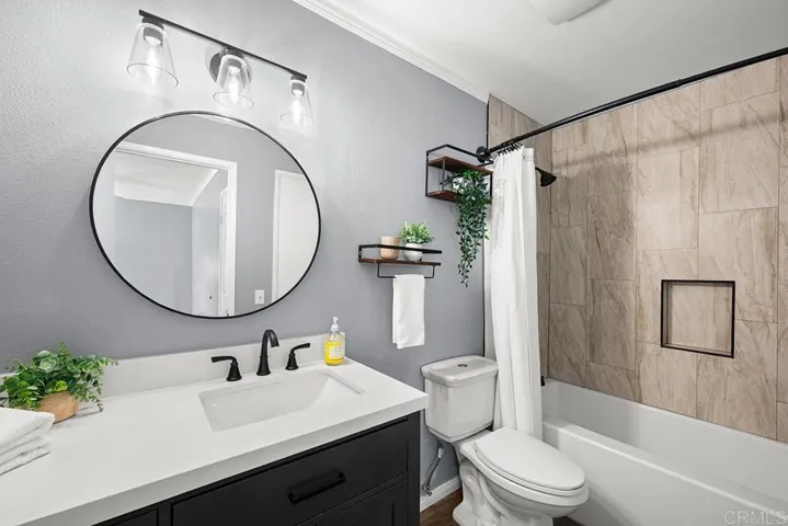 Awesome Bathroom w/ Deep Tub & Tiled Shower!