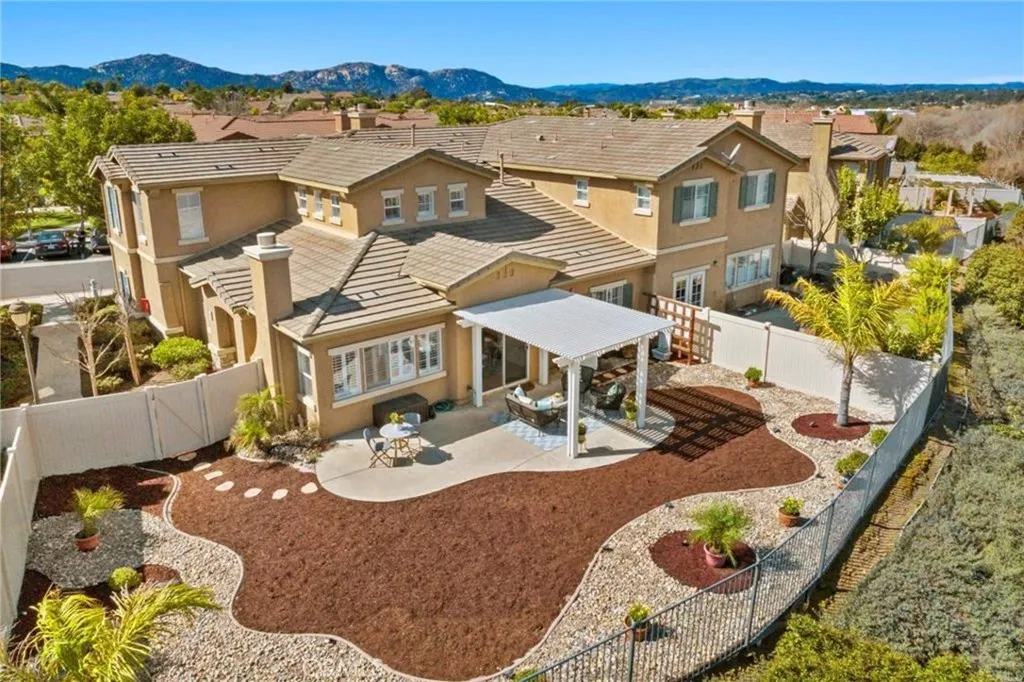 Huge Backyard with View of Creakk and Hotair Ballons Huge Backyard with View of Creakk and Hotair Ballons