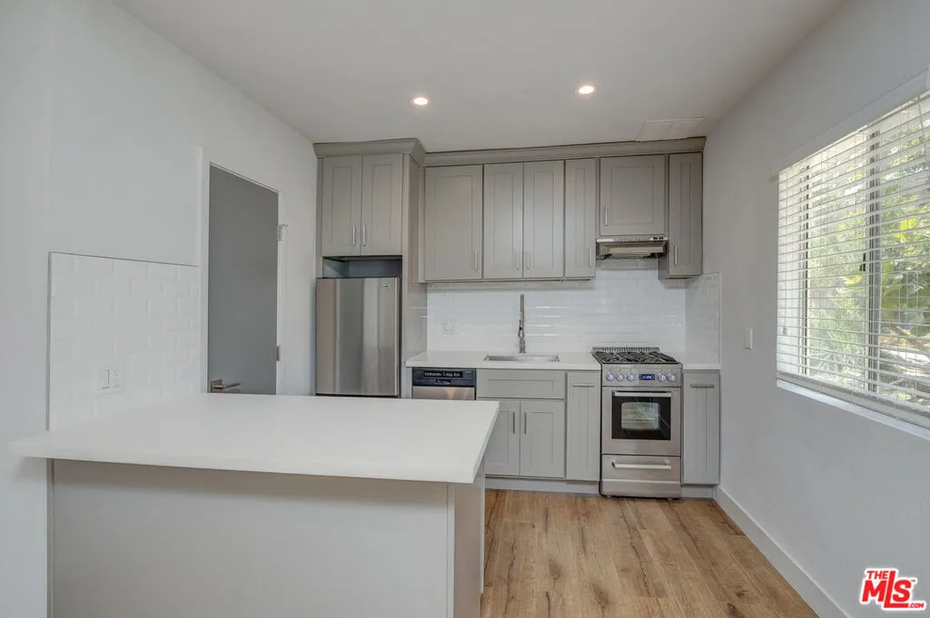 4140 Grand View Boulevard 16, Los Angeles, California 90066 — photo 4