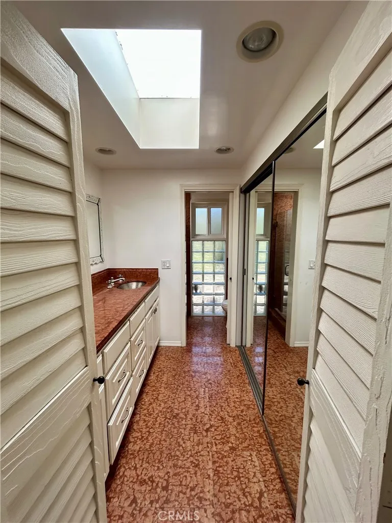 Main Bathroom w/ closet