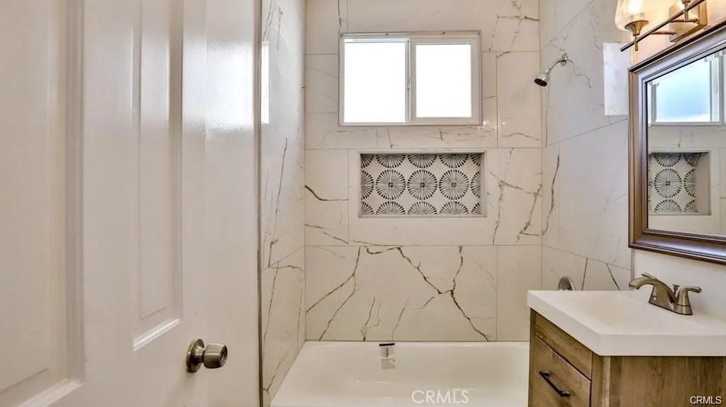 1877 S Cloverdale, Los Angeles, California 90019 — photo 5