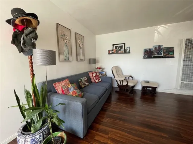 1035 E Appleton Street 2, Long Beach, California 90802 — photo 4