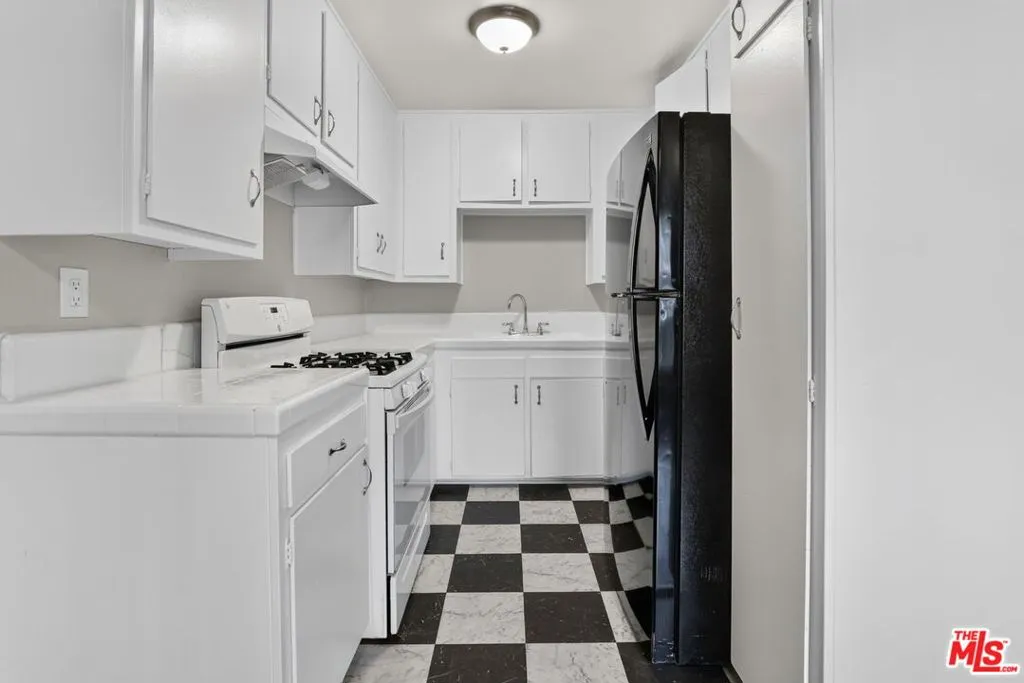 5361 Russell Avenue 305, Los Angeles, California 90027 — photo 4