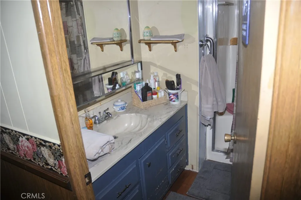 BATHROOM
BATHROOM