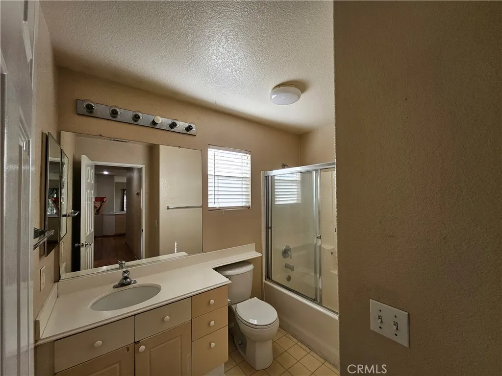 Full bathroom on 2nd level Full bathroom on 2nd level