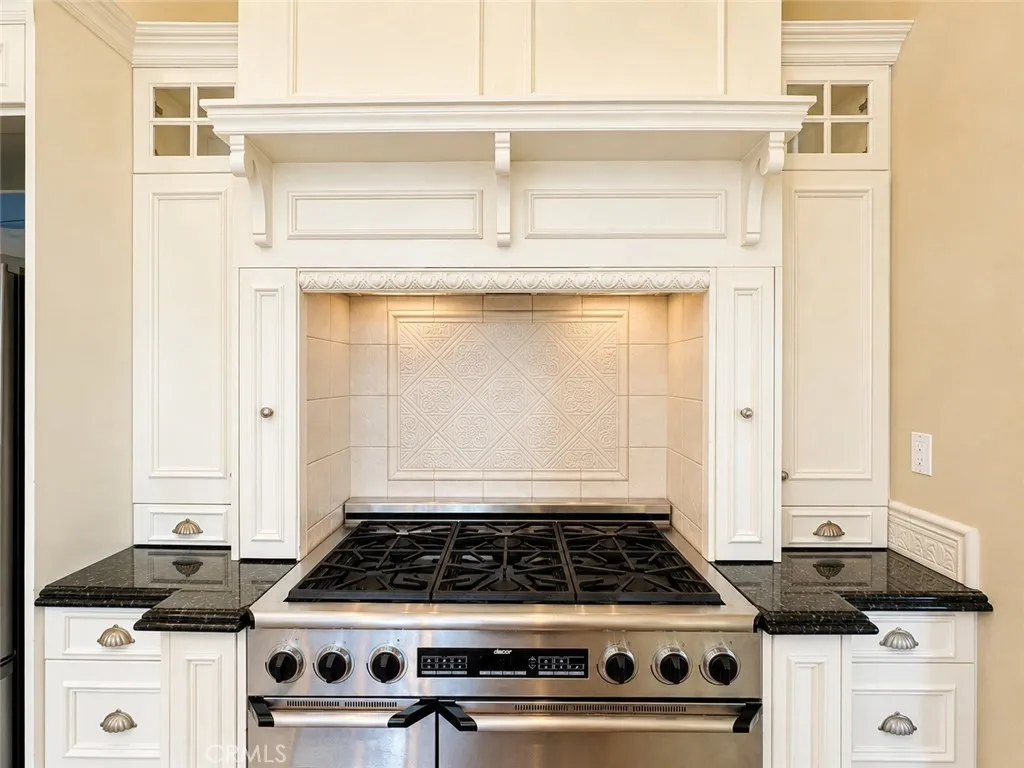 Are you the cook? You'll love this warm and spacious kitchen