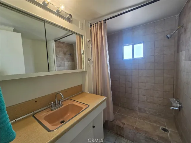 vanity without virtual staging.
