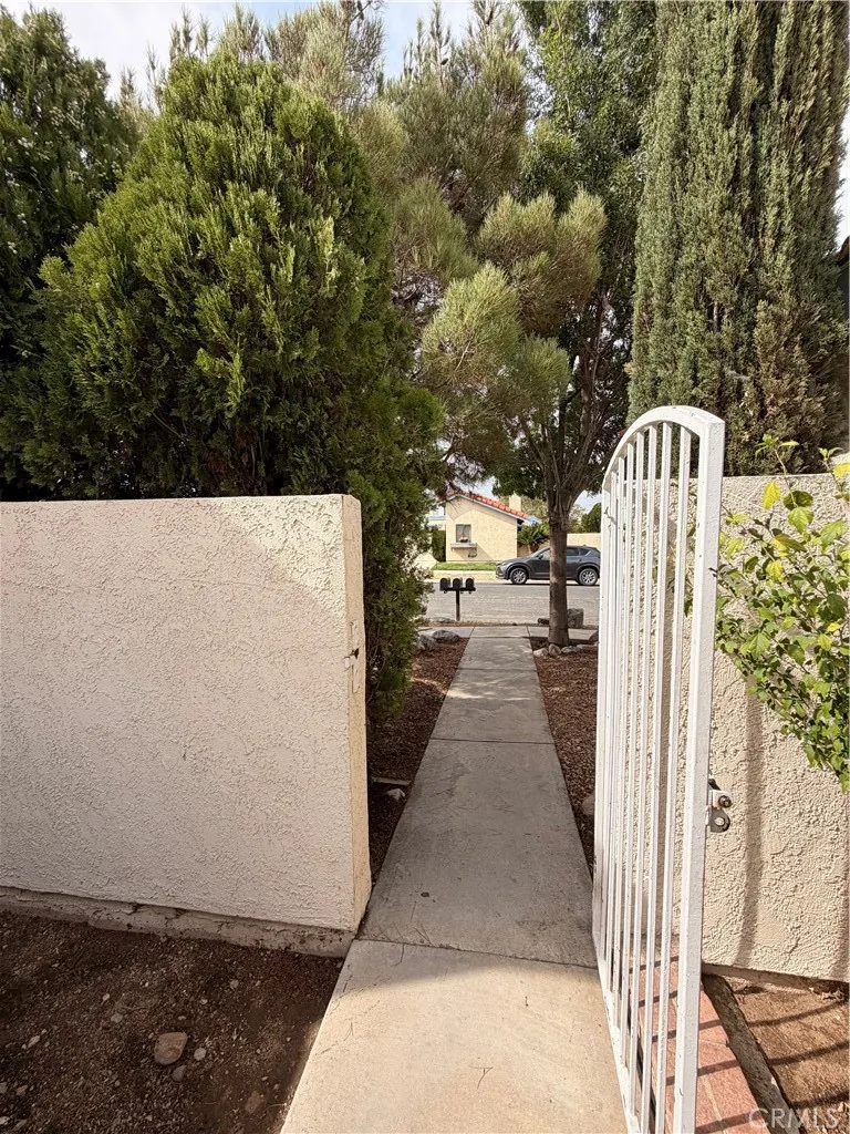 16241 Tokay, Victorville, California 92395 — photo 4