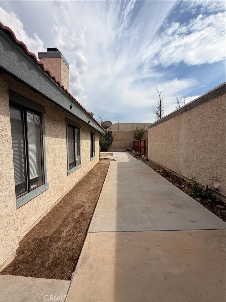 16241 Tokay, Victorville, California 92395 — photo 5
