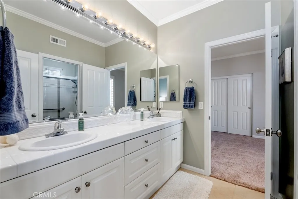 Jack and Jill bath