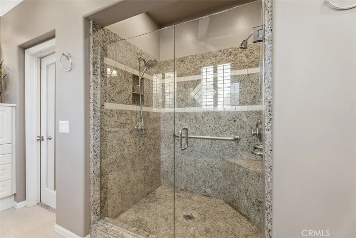 Luxurious shower with dual shower heads