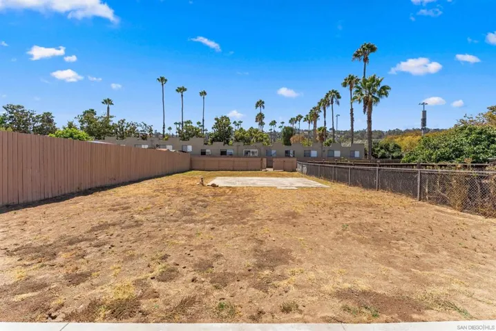 Large development lot for up to three adus potentially