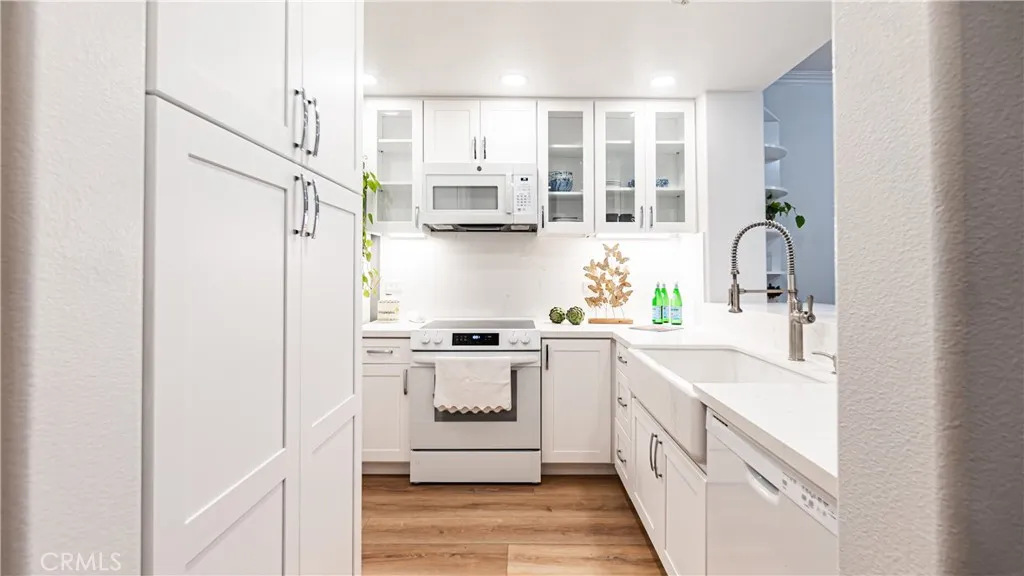 Kitchen, all brand new.
