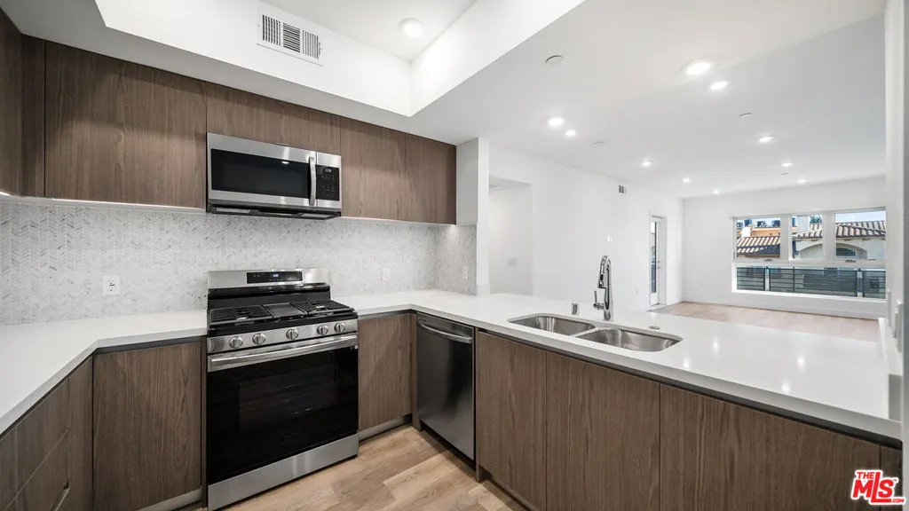 5153 Maplewood Avenue 107, Los Angeles, California 90004 — photo 5