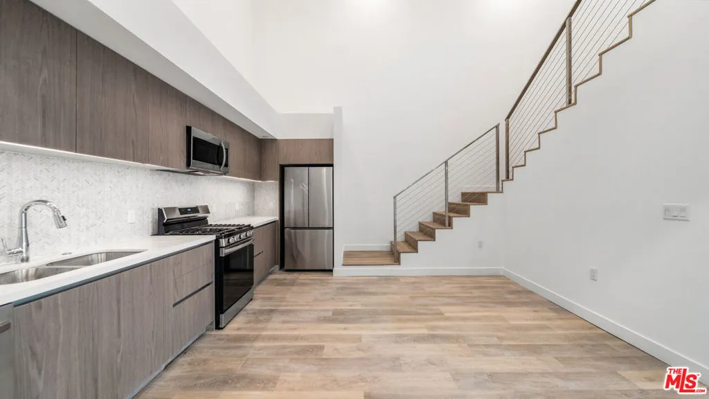 5153 Maplewood Avenue 407, Los Angeles, California 90004 — photo 4