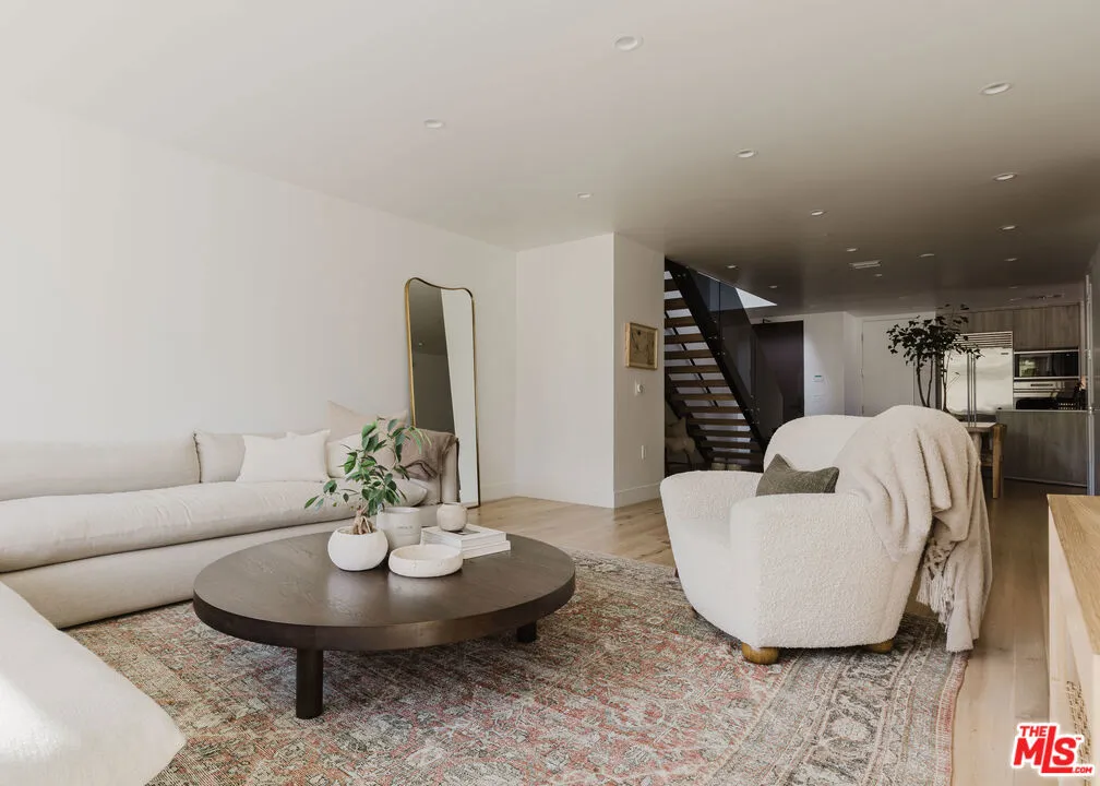 724 N Croft Avenue 306, Los Angeles, California 90069 — photo 4
