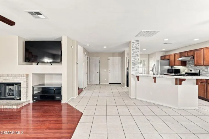 28318 Milbrook Place, Castaic, California 91384 — photo 4