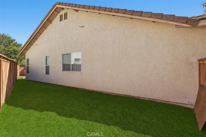 Side yard with Virtual Lawn