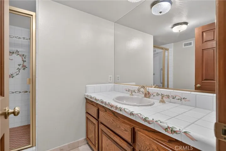 Downstairs bathroom with shower (Bath 1)