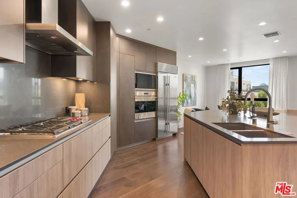 724 N Croft Avenue 301, Los Angeles, California 90069 — photo 4