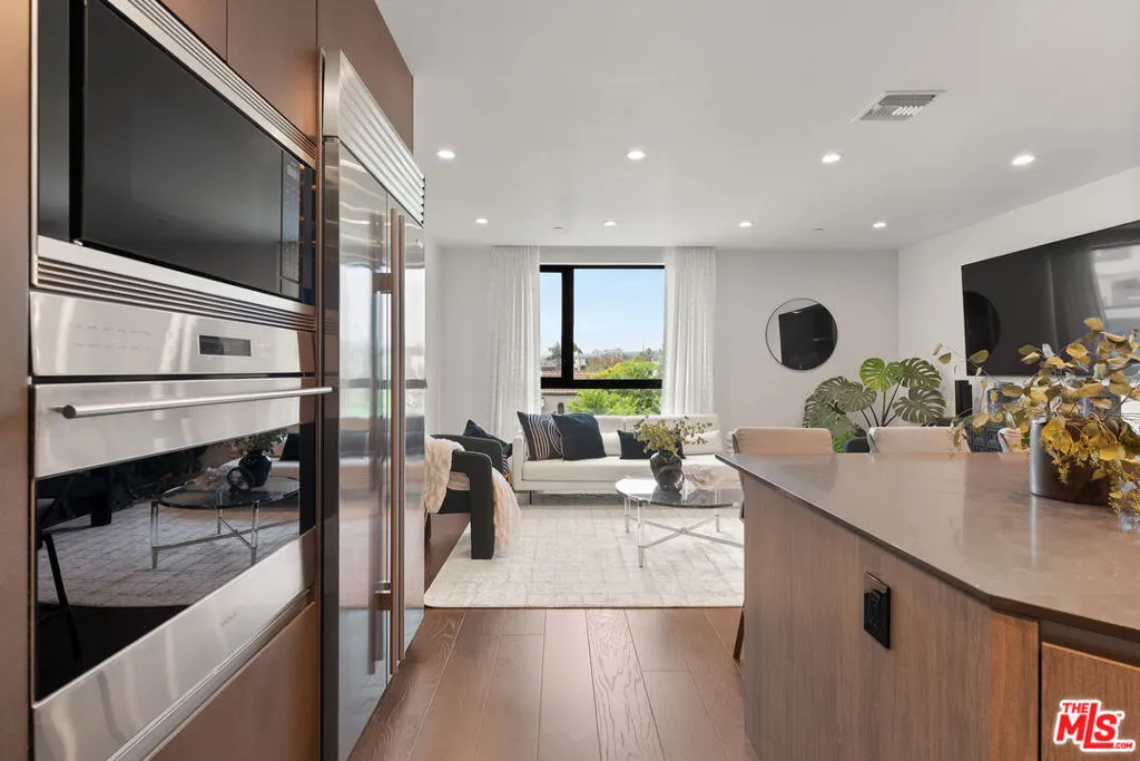 724 N Croft Avenue 301, Los Angeles, California 90069 — photo 5