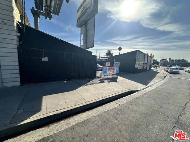 10505 Victory Boulevard, Los Angeles, California 91606 — photo 4