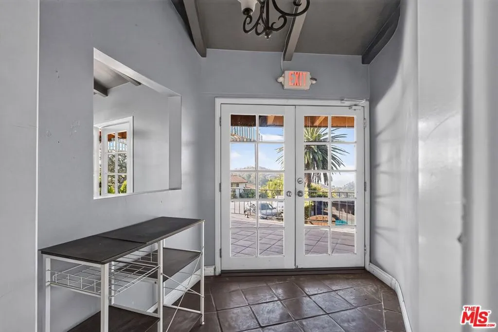 8207 Mulholland Drive, Los Angeles, California 90046 — photo 4