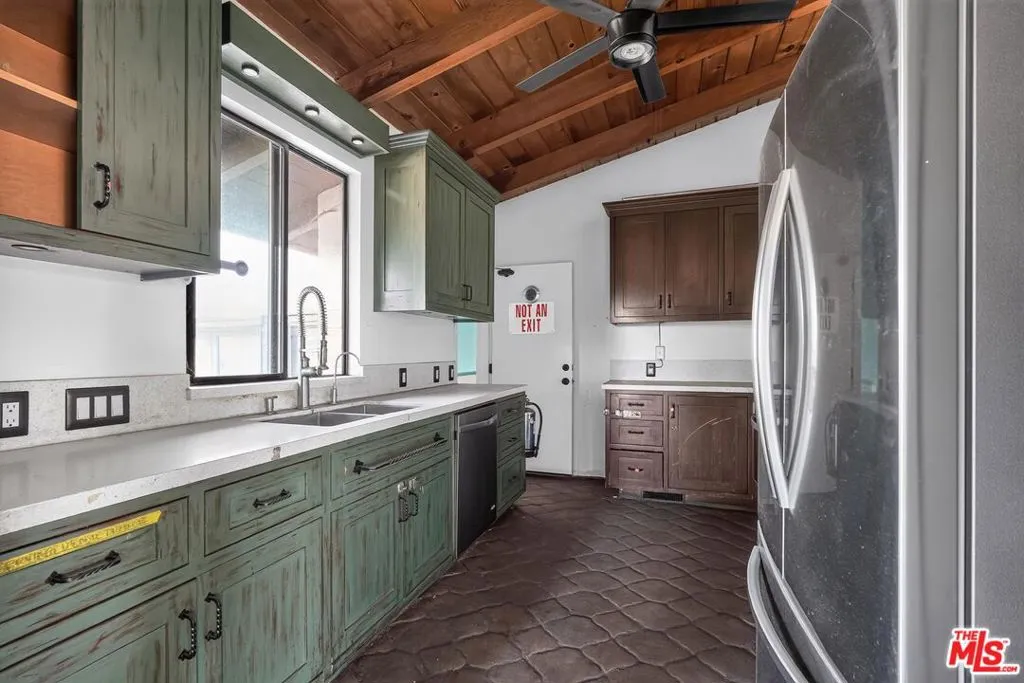 8147 Mulholland Drive, Los Angeles, California 90046 — photo 4